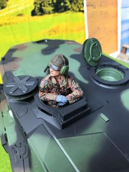 1:16 Leopard Panzer Soldat Handbemal
