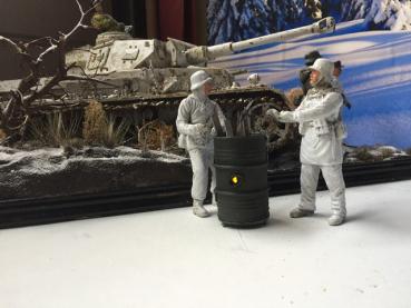 1:16 Wehrmacht diorama lagerfeuer mit Feuerfass und 2 Figur (2)