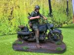 1:16 unbemalt Soldat mit Motorrad und Base